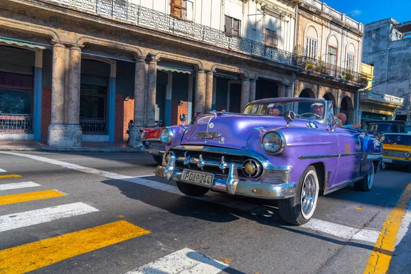 Coche retro como taxi con turistas en La Habana Cuba — Foto de Stock