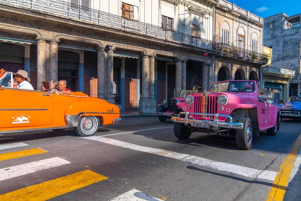 Coche retro como taxi con turistas en La Habana Cuba — Foto de Stock