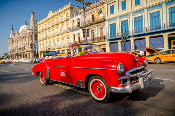 ハバナキューバの観光客とタクシーとしてレトロな車 ストックフォト