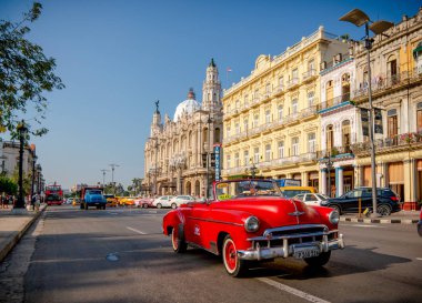 Havana Küba 'da turistler ile taksi olarak Retro araba