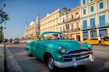 Havana Küba 'da turistler ile taksi olarak Retro araba