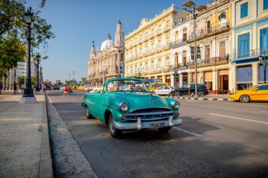 Havana Küba 'da turistler ile taksi olarak Retro araba