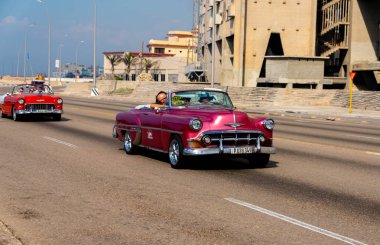 Havana Küba 'da turistler ile Retro taksi arabası