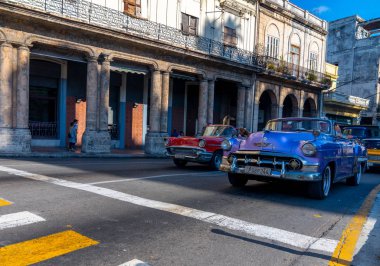 Havana Küba 'da turistler ile taksi olarak Retro araba