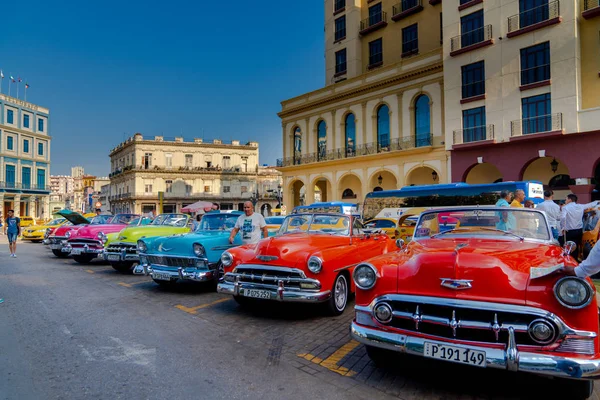 Retro autó taxival a turisták Havannában Kuba — Stock Fotó