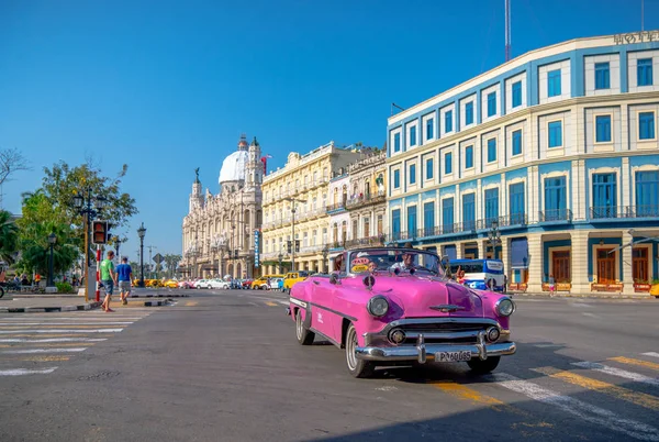 Retro bil som taxi med turister i Havanna Kuba — Stockfoto