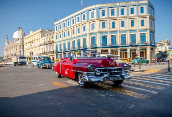 ハバナキューバの観光客とタクシーとしてレトロな車 — ストック写真