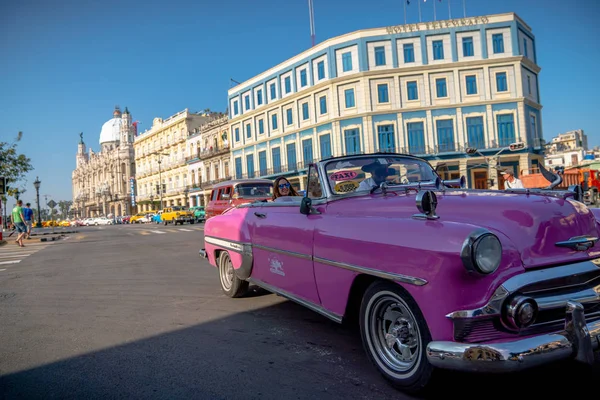 Havana Küba 'da turistler ile taksi olarak Retro araba