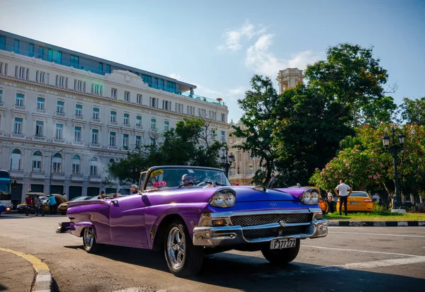 Havana Küba 'da turistler için taksi olarak Retro araba 