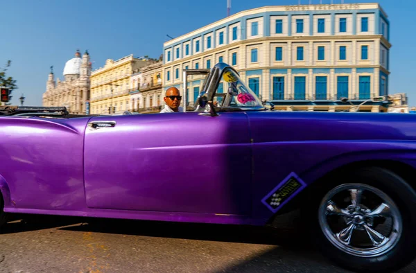 Auto retrò come taxi per i turisti a L'Avana Cuba — Foto Stock