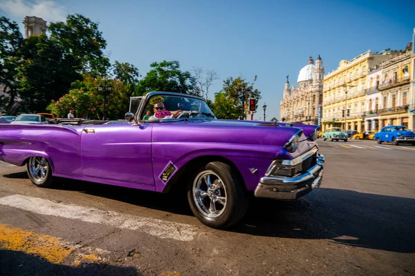 Retro bil som taxi för turister i Havanna Kuba — Stockfoto