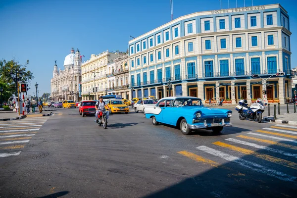 Coche retro como taxi con turistas en La Habana Cuba — Foto de Stock