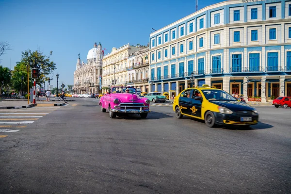 Retro auto als taxi met toeristen in Havana Cuba — Stockfoto