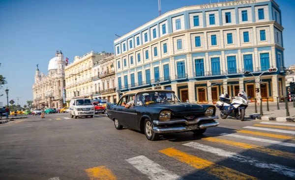 Retro bil som taxi med turister i Havanna Kuba — Stockfoto