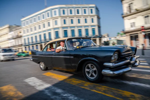 Havana Küba 'da turistler ile taksi olarak Retro araba — Stok fotoğraf