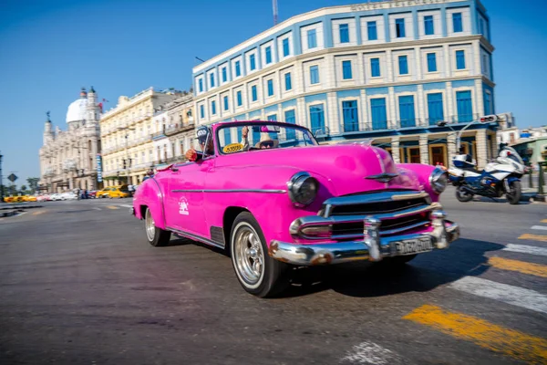 Retro bil som taxi med turister i Havanna Kuba — Stockfoto