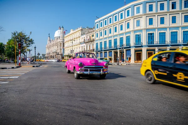 Retro autó taxival a turisták Havannában Kuba — Stock Fotó