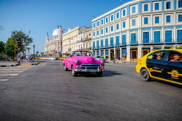 Carro retro como táxi com turistas em Havana Cuba — Fotografia de Stock