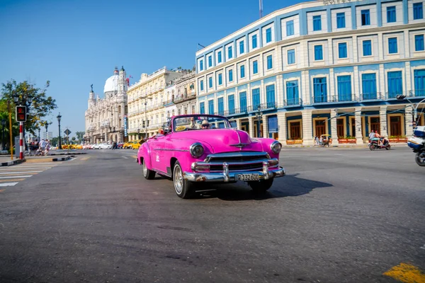 复古汽车作为出租车与游客在哈瓦那古巴 — 图库照片