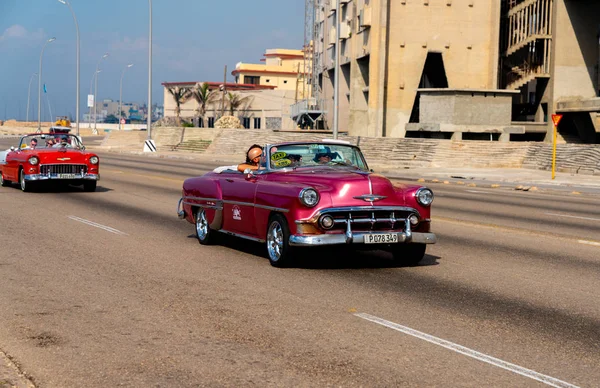 Retro taxi autóval a turisták Havannában Kuba — Stock Fotó