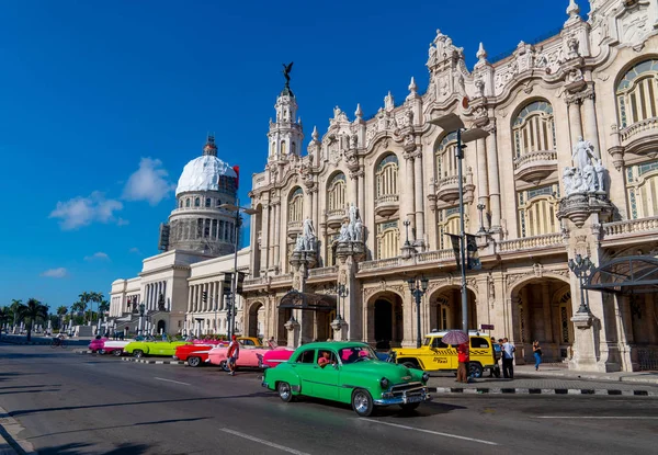 Retro bilar som taxi med turister i Havanna Kuba — Stockfoto