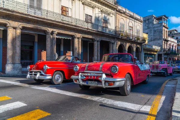 Voiture rétro en taxi avec les touristes à La Havane Cuba — Photo