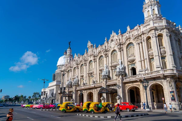 Retro bilar som taxi med turister i Havanna Kuba — Stockfoto