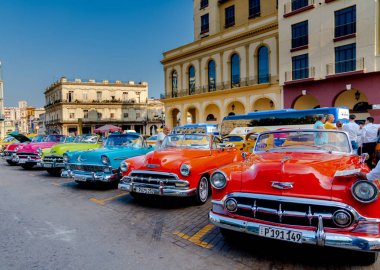 Havana Küba 'da turistler için taksi olarak Retro araba
