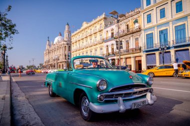 Havana Küba 'da turistler ile taksi olarak Retro araba