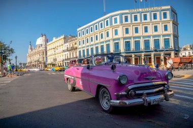 Havana Küba 'da turistler ile taksi olarak Retro araba