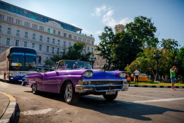 Havana Küba 'da turistler için taksi olarak Retro araba 