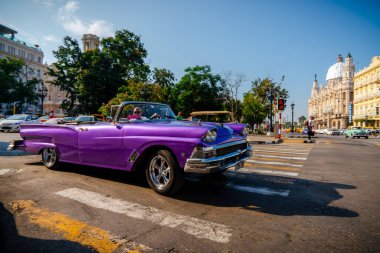 Havana Küba 'da turistler için taksi olarak Retro araba 