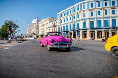 Havana Küba 'da turistler ile taksi olarak Retro araba
