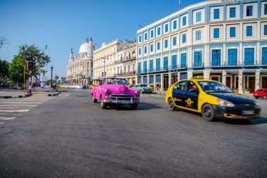 Havana Küba 'da turistler ile taksi olarak Retro araba