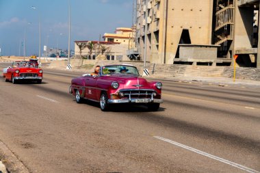 Havana Küba 'da turistler ile Retro taksi arabası