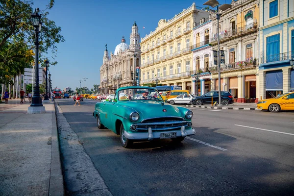 Havana Küba 'da turistler ile taksi olarak Retro araba