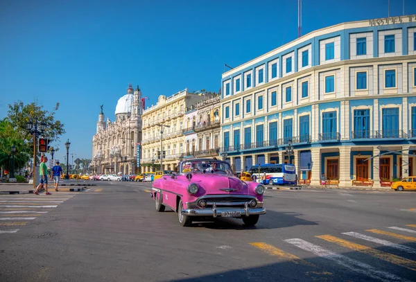 Carro retro como táxi com turistas em Havana Cuba — Fotografia de Stock