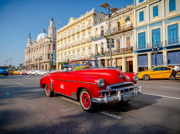 Auto retrò come taxi con i turisti a L'Avana Cuba — Foto Stock