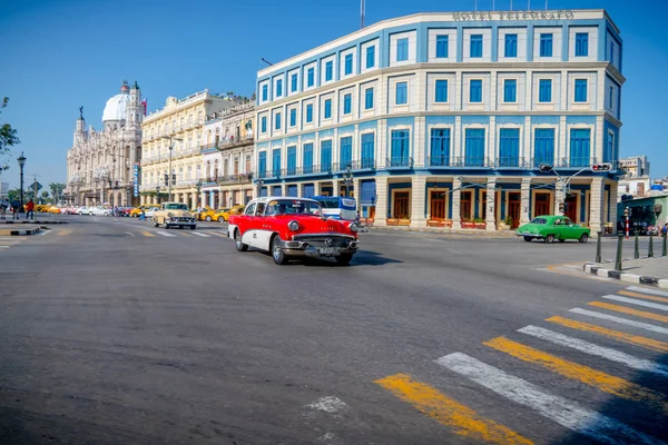 Retro auto als taxi met toeristen in Havana Cuba — Stockfoto