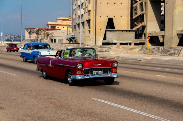 ハバナキューバの観光客とレトロなタクシー車 — ストック写真