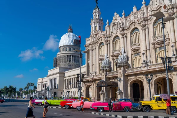 Retro auto's als taxi met toeristen in Havana Cuba — Stockfoto