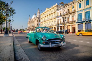 Havana Küba 'da turistler ile taksi olarak Retro araba