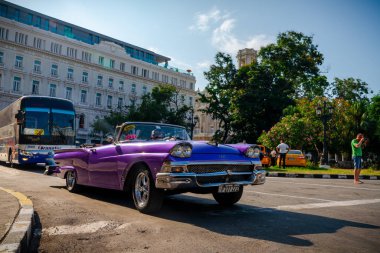 Havana Küba 'da turistler için taksi olarak Retro araba 