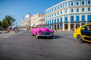 Havana Küba 'da turistler ile taksi olarak Retro araba