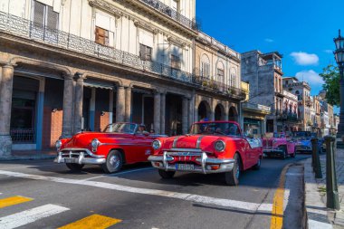 Havana Küba 'da turistler ile taksi olarak Retro araba