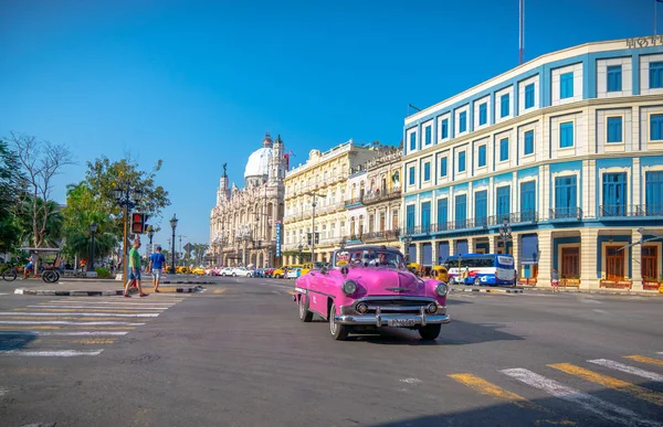 Retro car as taxi with tourists in Havana Cuba — Stock Photo, Image