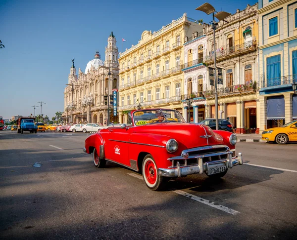 Havana Küba 'da turistler ile taksi olarak Retro araba — Stok fotoğraf