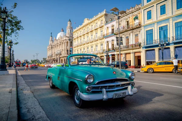 Retro samochód jako Taksówka z turystami w Hawanie Kuba — Zdjęcie stockowe