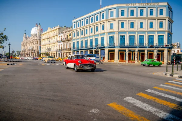 Ретро автомобіль як таксі з туристами в гавані куба — стокове фото