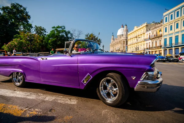 Auto retrò come taxi per i turisti a L'Avana Cuba — Foto Stock